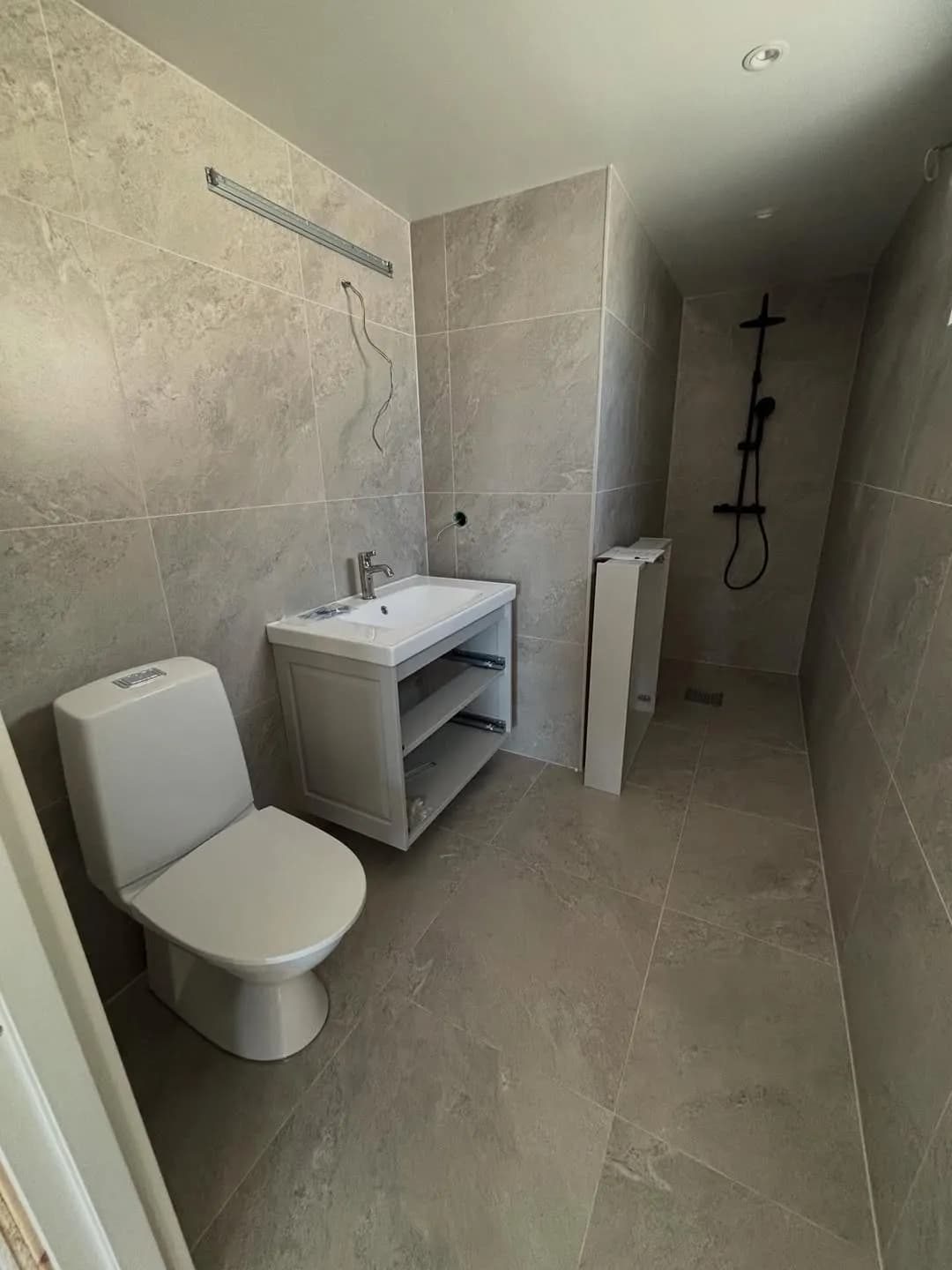 Renoverat badrum i Örebro — nytt tvättställ, WC och dusch