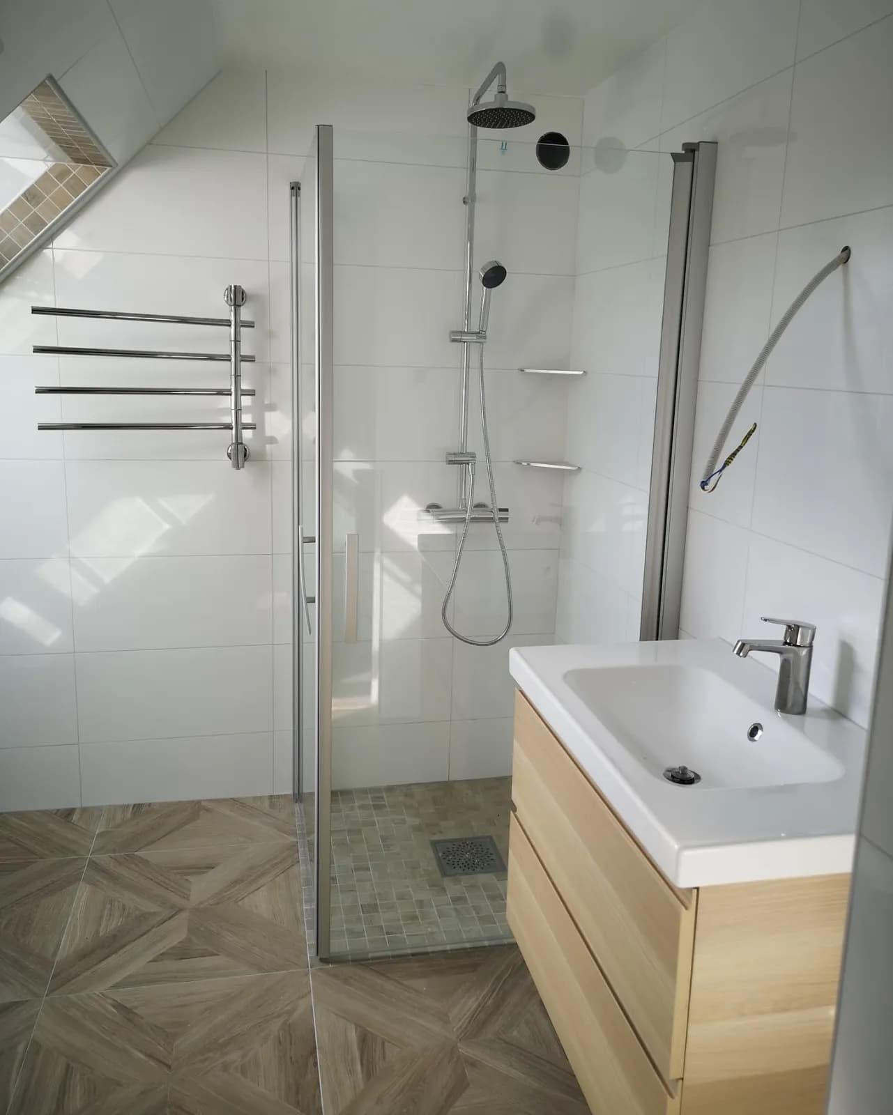 Färdigställt badrum efter VVS-renovering i Örebro — duschvägg, blandare och porslin på plats