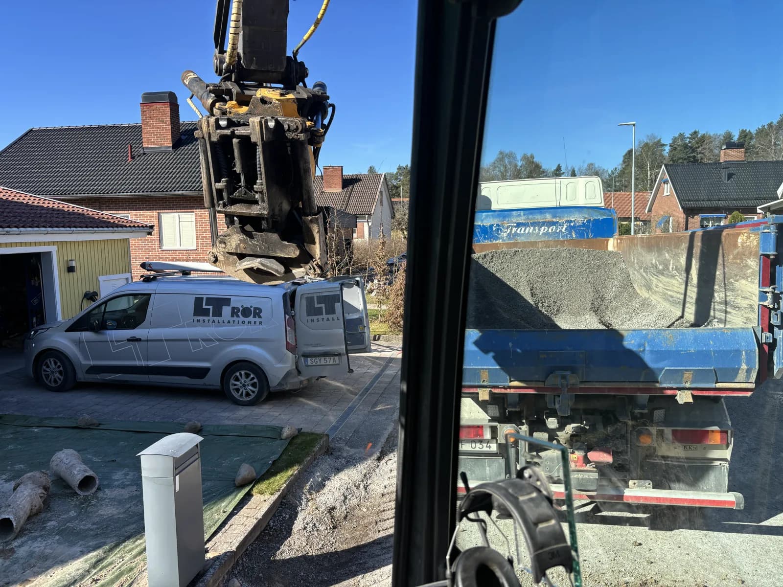 Rörläggning av ny vattenservis med egen grävmaskin