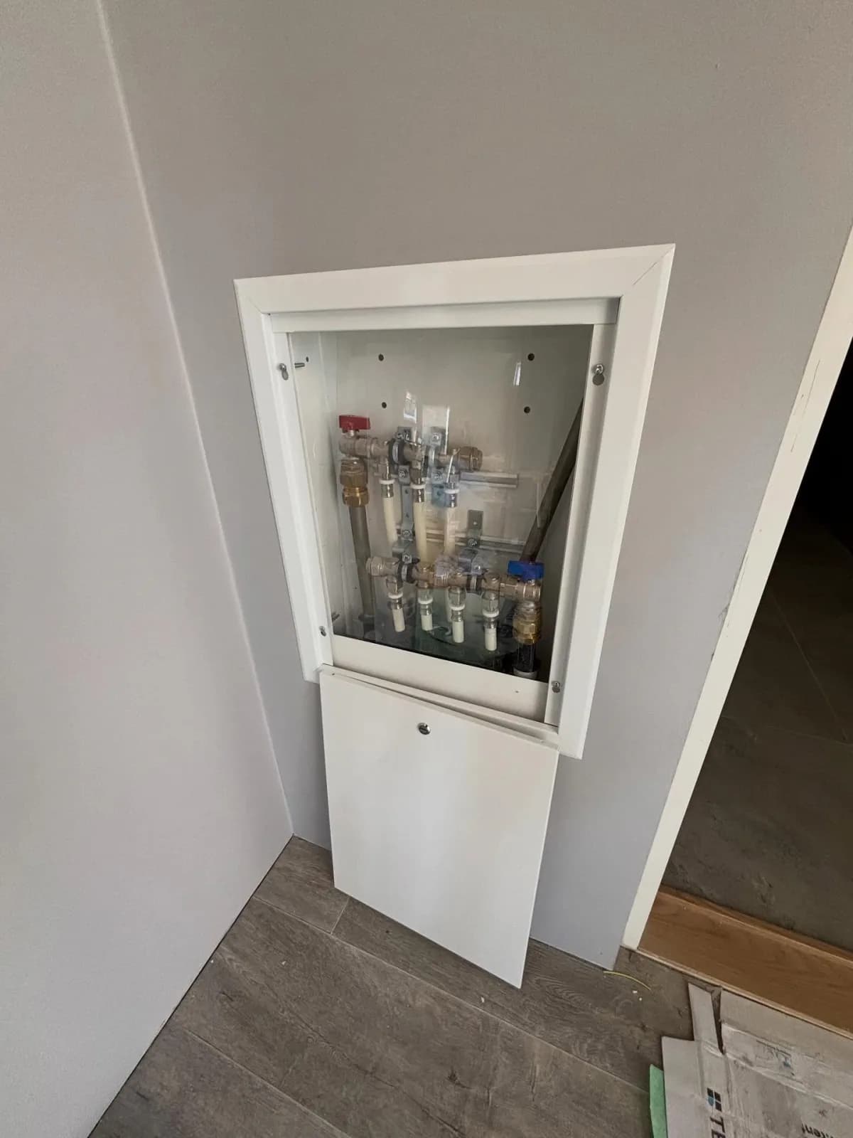 Nytt tappvattenfördelarskåp installerat vid badrumsrenovering i Örebro