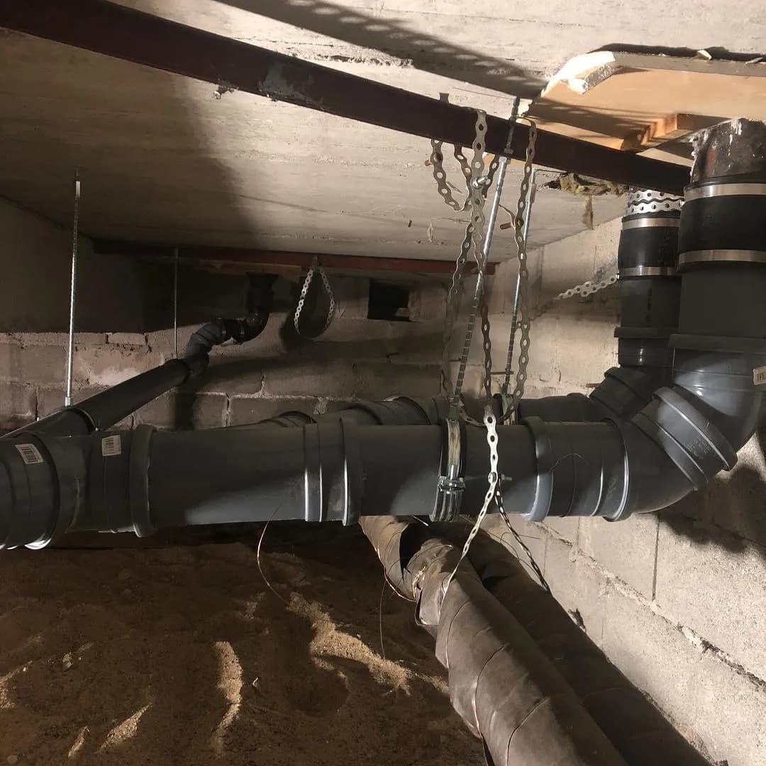 Ny avloppsdragning av huvudledningar i krypgrund under villa, Örebro