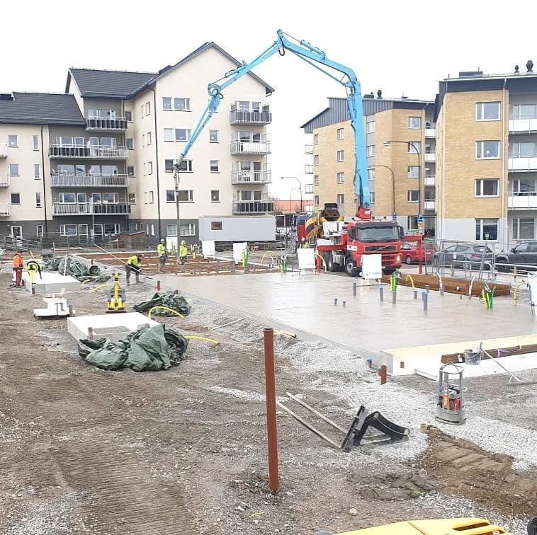 Pumpbil gjuter grund vid flerbostadshusprojekt i Örebro