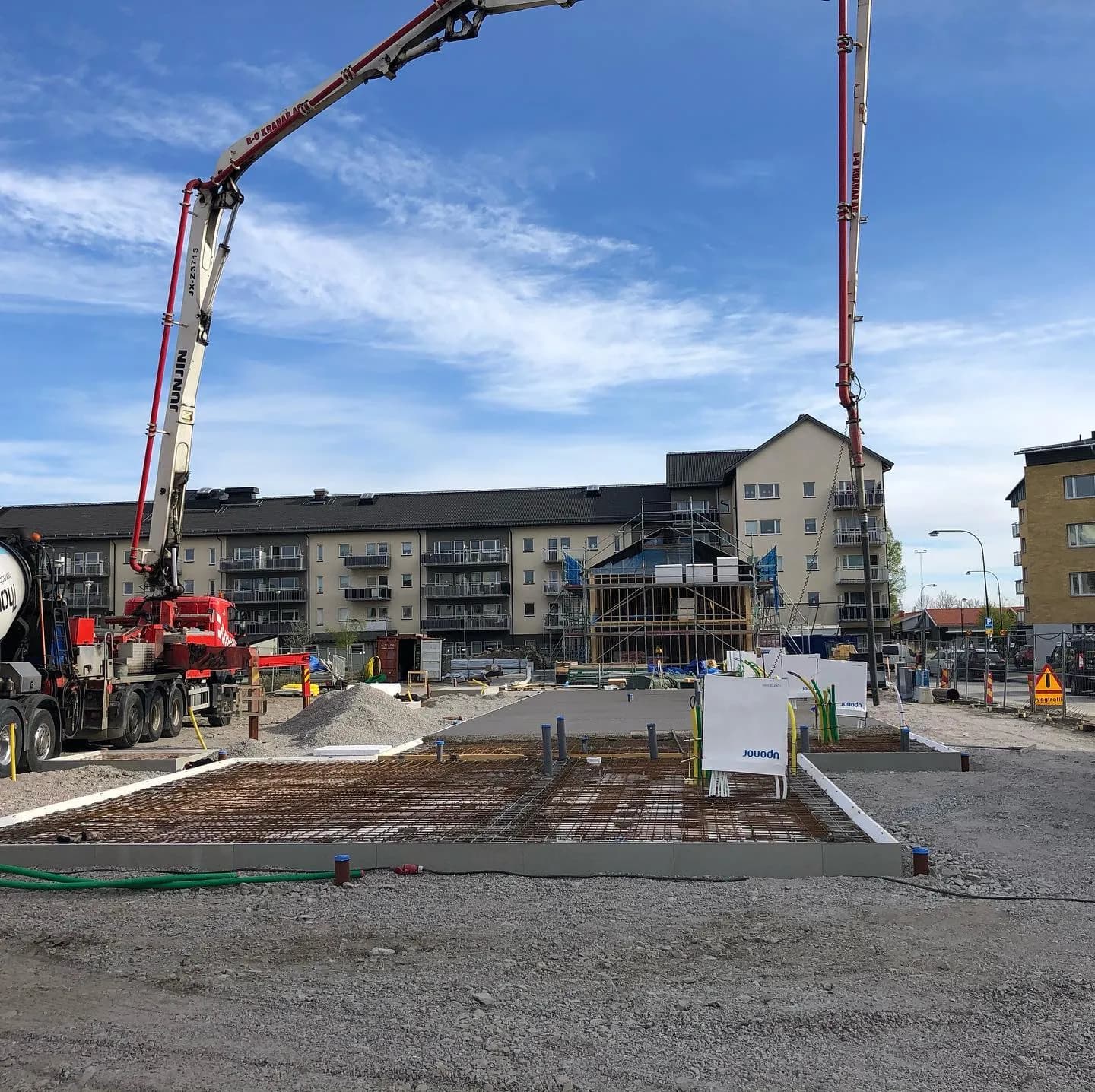Betonggjutning med pumpbil av husgrund på flerbostadshusprojekt Gårdsfogden i Örebro