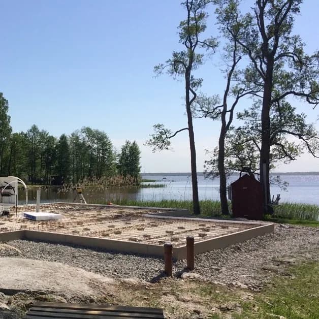 Vattenburen golvvärme installerad i grund vid sjötomt i Örebro län