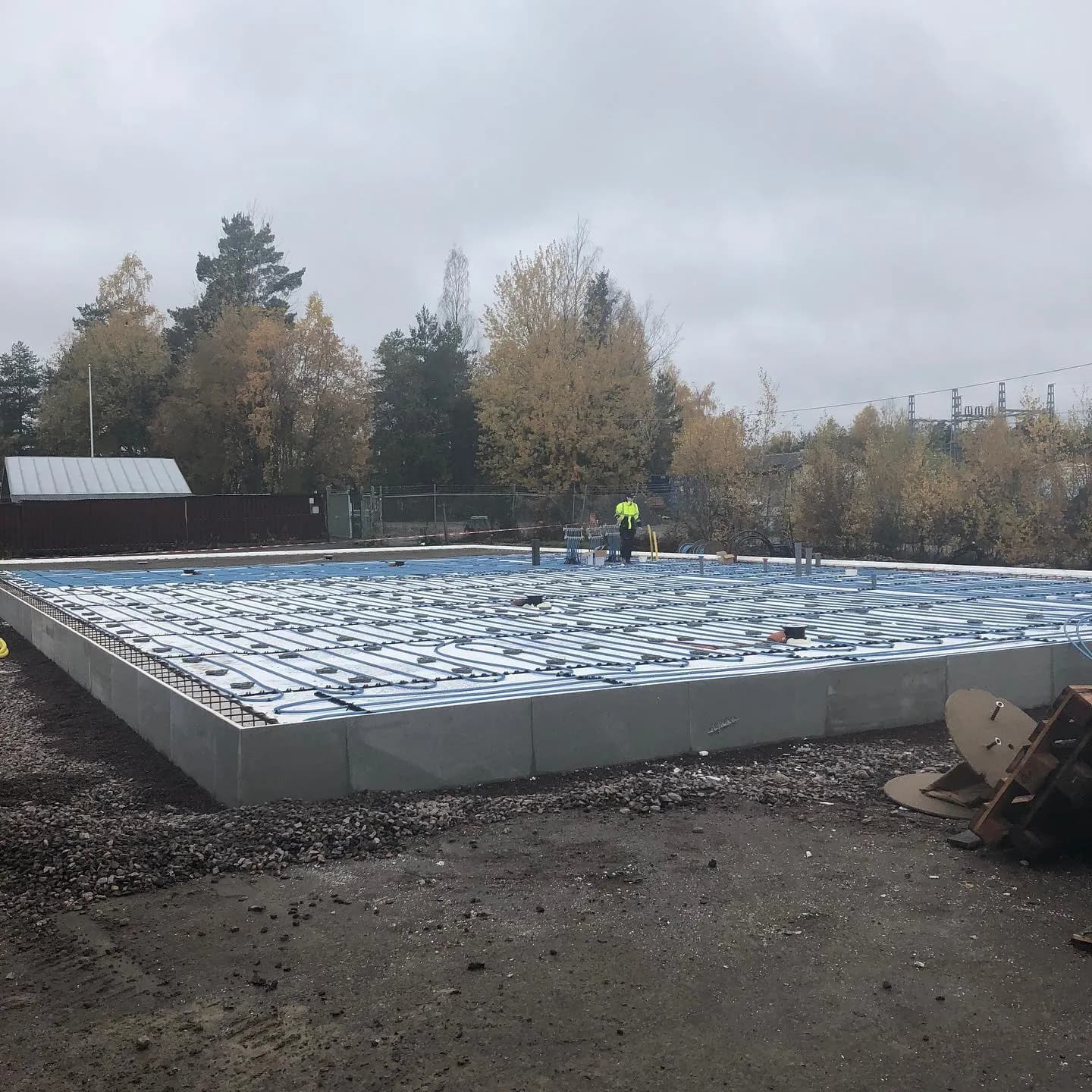 Storskalig vattenburen golvvärme förlagd i grund inför betonggjutning, Örebro