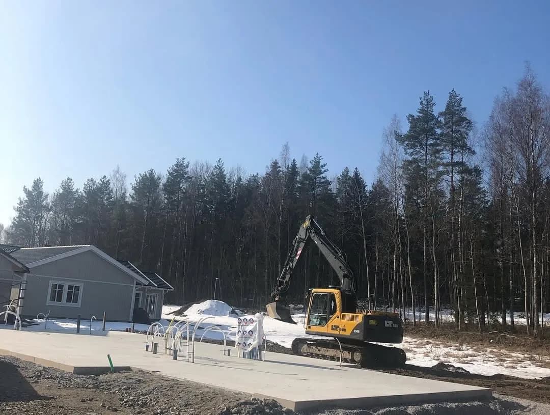 Egen Volvo-grävmaskin vid nyproduktion av villa i Örebro län