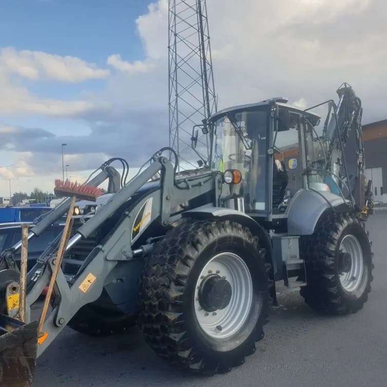 LT Rörs egen grävmaskin — egen maskinpark för VVS- och markarbeten, Örebro